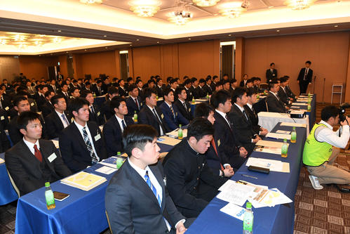 NPB新人研修に臨む各球団の選手たち（撮影・山崎安昭）