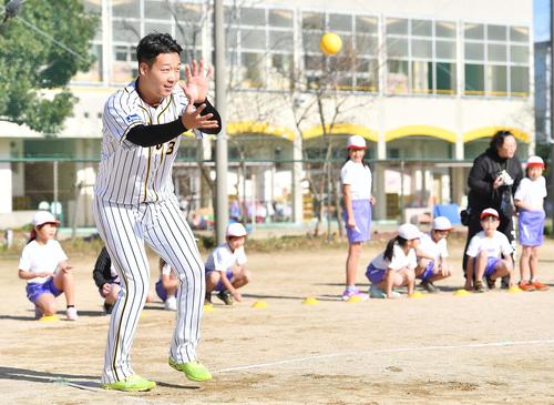 児童とミニゲームを楽しむ大山悠輔（撮影・上田博志）