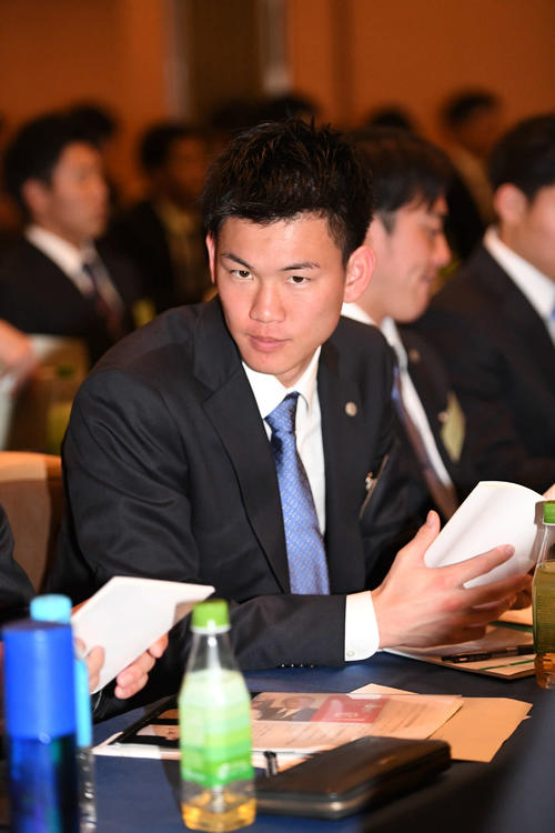 NPB新人研修に参加する阪神及川（撮影・山崎安昭）