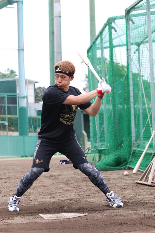ティー打撃する広島西川龍馬内野手（撮影・田中彩友美）
