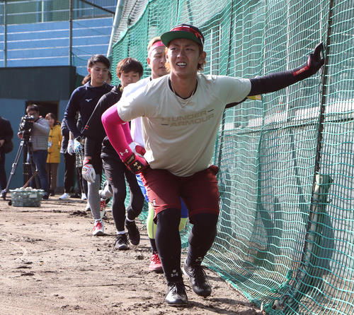 トレーニングをするソフトバンク今宮（撮影・栗木一考）
