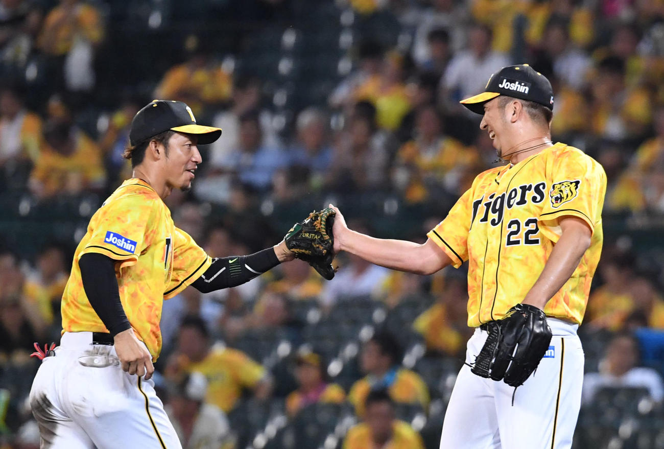 無失点に抑えて鳥谷とタッチする藤川（2019年7月23日）