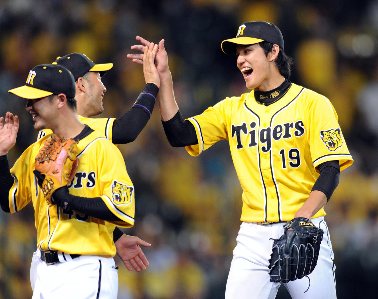 完封で8勝目を挙げ、ナインの出迎えに笑顔で応える藤浪（2015年7月24日）