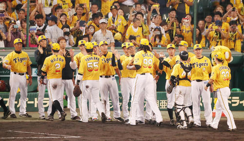 広島に勝利し金本監督（左）、才木（同2人目）らはナインを出迎える（2018年7月25日）