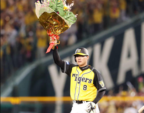 サイクル安打を達成し、記念の花束を掲げる福留（2016年7月30日）