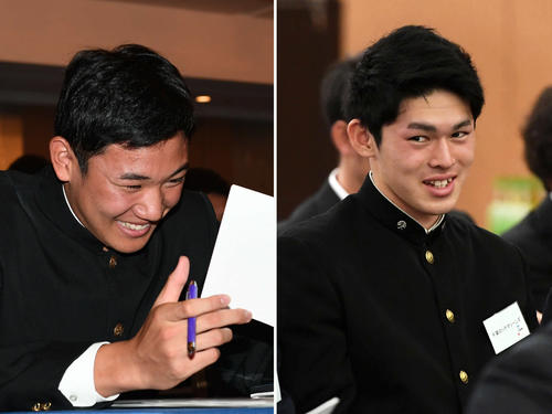 NPB新人研修に笑顔で臨むロッテ佐々木朗希望（右）と笑顔を見せるヤクルト奥川（左）（撮影・山崎安昭）