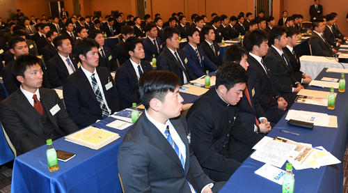 NPB新人研修に臨む各球団の選手たち（撮影・山崎安昭）