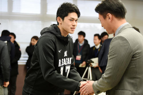 新人講義で周りの人たちと握手を交わすロッテ佐々木朗（撮影・横山健太）