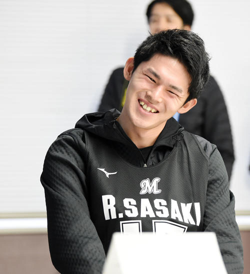 新人講義で質問を投げかけられ照れ笑いを浮かべるロッテ佐々木朗（撮影・横山健太）