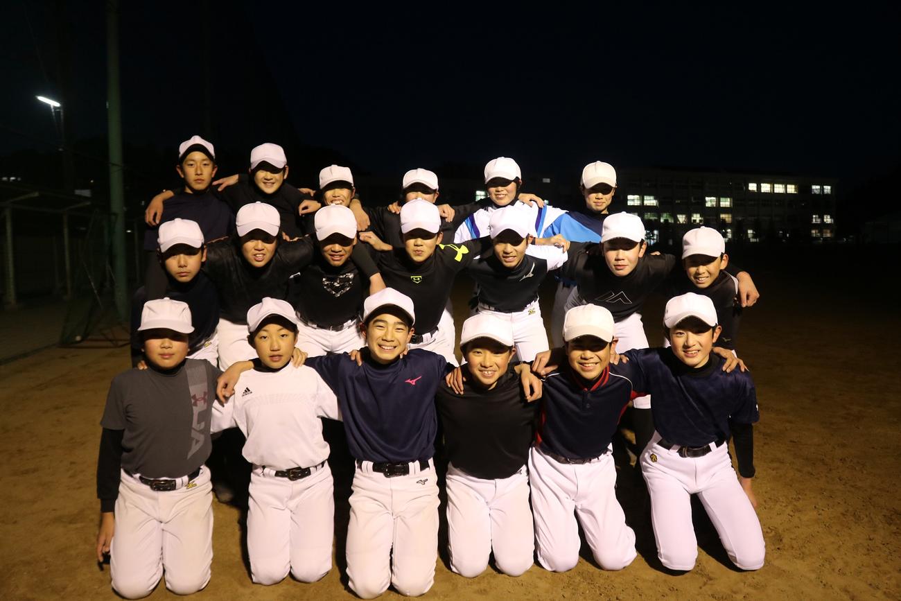 笑顔で肩を組む松島中野球部ナイン