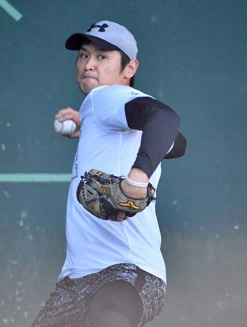 ブルペンで投球練習をする阪神中田賢一（撮影・上田博志）