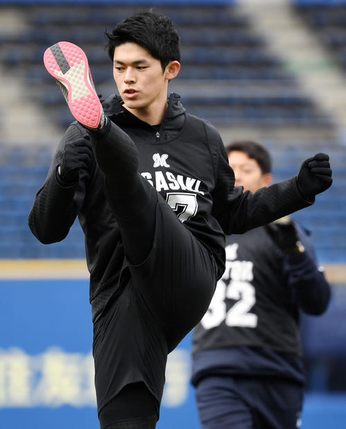 アップで高く足を上げるロッテ佐々木朗（撮影・横山健太）