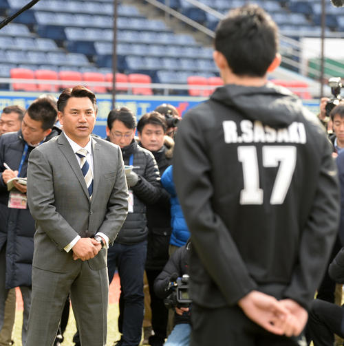 新人選手たちに声をかけるロッテ井口監督（左）。右は佐々木朗（撮影・横山健太）