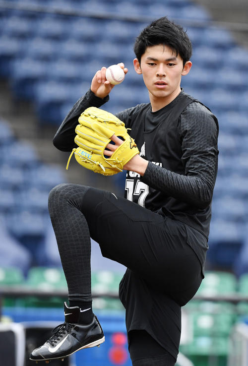 キャッチボールするロッテ佐々木朗（撮影・横山健太）