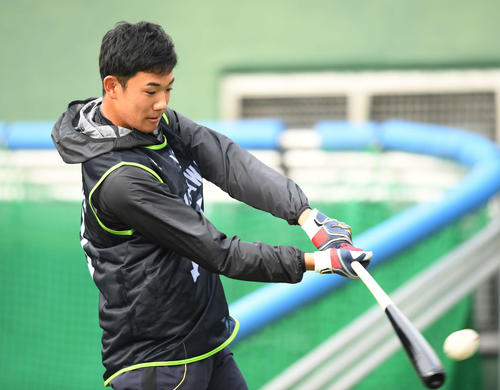 右打ちでティー打撃を行うヤクルトドラフト1位の奥川（撮影・鈴木みどり）
