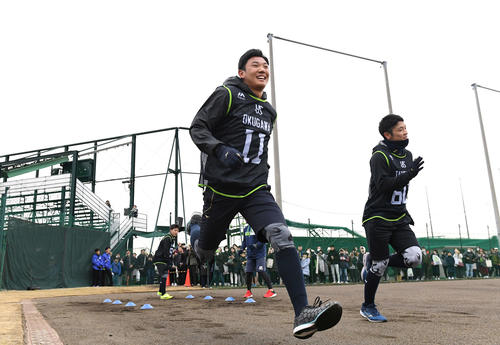 笑顔でダッシュするヤクルトドラフト1位の奥川。右は武岡（撮影・鈴木みどり）