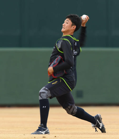 キャッチボールを行うヤクルトドラフト1位の奥川（撮影・鈴木みどり）