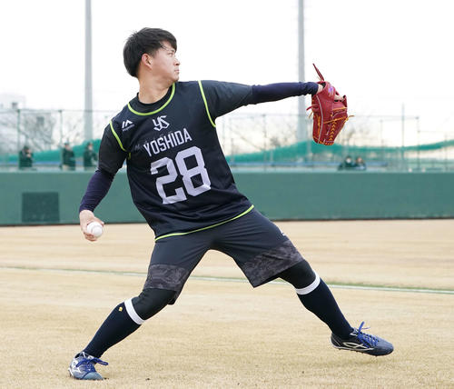 キャッチボールを行うドラフト2位の吉田喜（撮影・鈴木みどり）