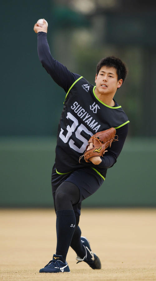 キャッチボールを行うドラフト3位杉山（撮影・鈴木みどり）