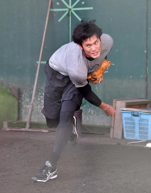 ブルペンで投球練習をする藤浪晋太郎（撮影・上田博志）