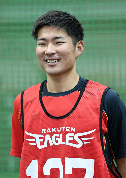 新人合同自主トレを終え笑顔で取材に応じる楽天育成1位の大分高・江川（撮影・滝沢徹郎）