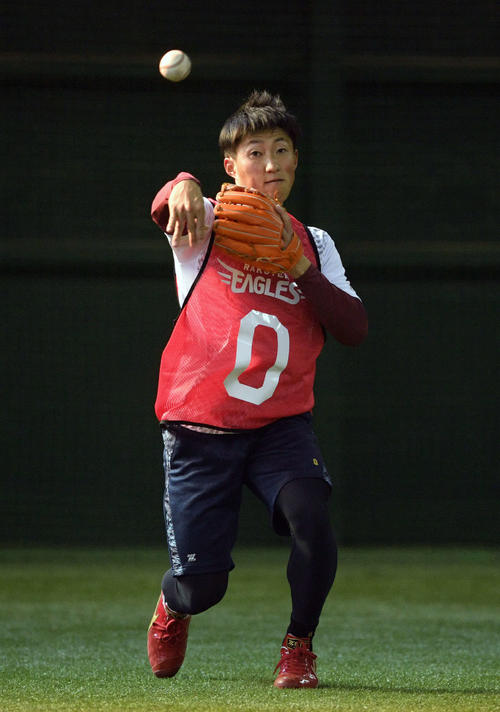 新人合同自主トレでノックを受ける楽天ドラフト1位の大阪ガス・小深田（撮影・滝沢徹郎）