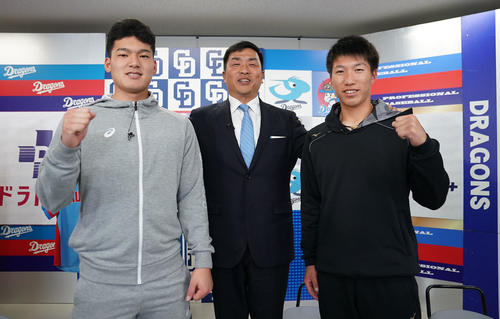 自主トレを終えTV番組に出演した石川昂（左）と橋本（右）にエールを送った山本昌