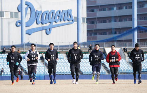 合同自主トレに参加する中日新人