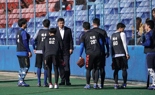 新人合同自主トレで中日の新人選手とあいさつを交わす山本氏（中央）（撮影・森本幸一）