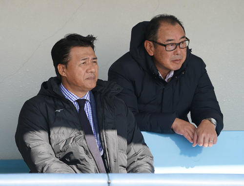 視察に訪れた与田剛監督（左）と仁村徹2軍監督（撮影・森本幸一）