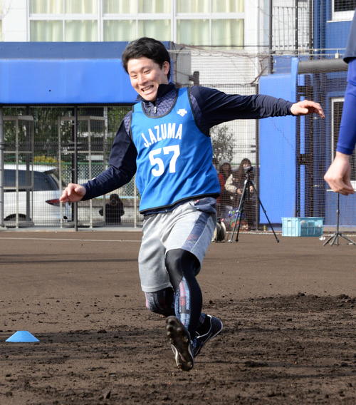 アジリティで軽快な動きを見せるDeNAドラフト4位の東妻（撮影・鈴木正章）