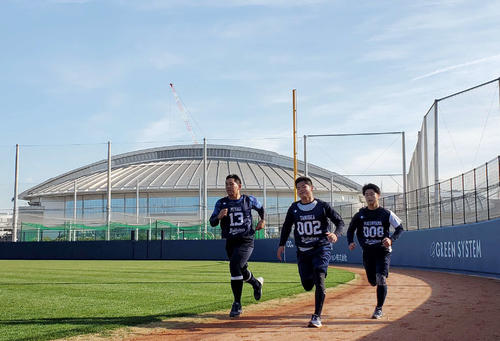 オリックス宮城（左）は谷岡（中央）、松山とともに新人合同自主トレで力強くロングダッシュを行った