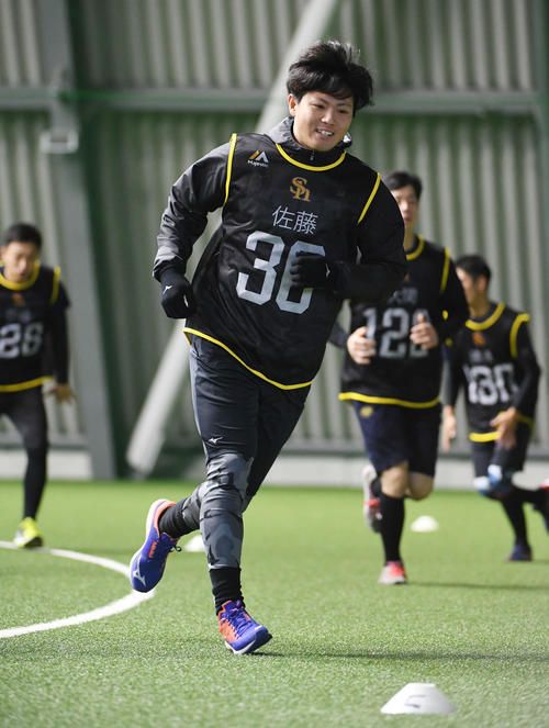 新人合同自主トレがスタートし明るい表情でランニングする佐藤（撮影・今浪浩三）