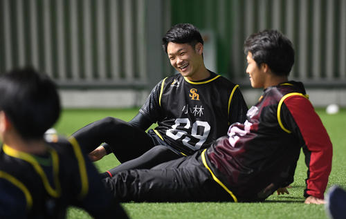 新人合同自主トレがスタートし笑顔を見せる4位の小林珠維（撮影・今浪浩三）