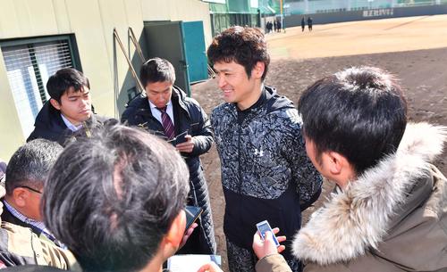 自主トレを公開し記者の質問に丁寧に答える中田（撮影・上田博志）