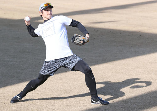 鳴尾浜球場で自主トレを公開した中田はキャッチボールで汗を流す（撮影・上山淳一）