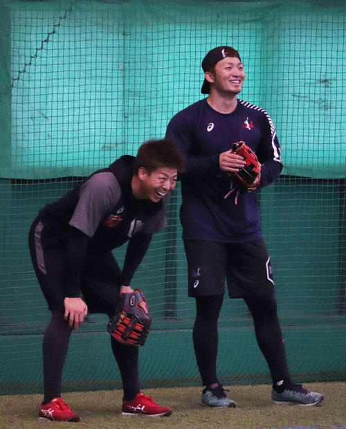 自主トレでノック中に笑顔を見せる広島野間（左）と鈴木（撮影・前原淳）