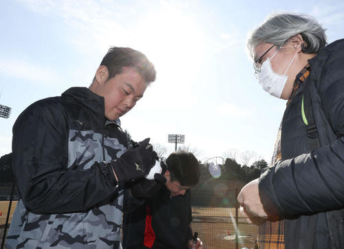 練習後、ファンのサインに応じる巨人山瀬（撮影・河野匠）