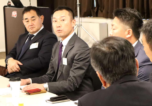 日本野球連盟の指導者研修会に参加し、他の指導者と議論を交わす日本製鉄かずさマジック・渡辺俊介監督（左から2人目）（撮影・湯本勝大）