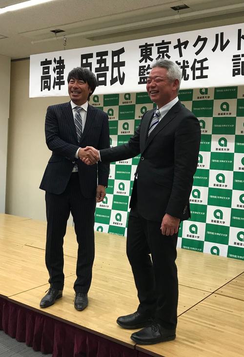 監督就任記念パーティーに出席したヤクルト高津監督（左）と笑顔で握手をする亜大の生田監督（撮影・保坂恭子）