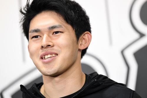 合同自主トレ初日を終え取材に応じるロッテ佐々木朗（撮影・横山健太）