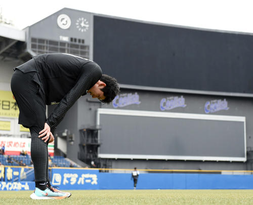 12分間走を終え苦しそうな表情を見せるロッテ佐々木朗（撮影・横山健太）