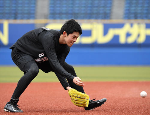 ノックを受けるロッテ佐々木朗（撮影・横山健太）