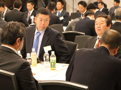 日本野球連盟の指導者研修会に参加し、他の指導者と議論を交わすJX－ENEOS・大久保秀昭監督（後列左）（撮影・湯本勝大）