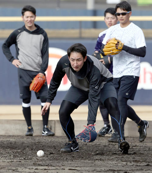 ノックを受ける日本ハム望月（撮影・黒川智章）