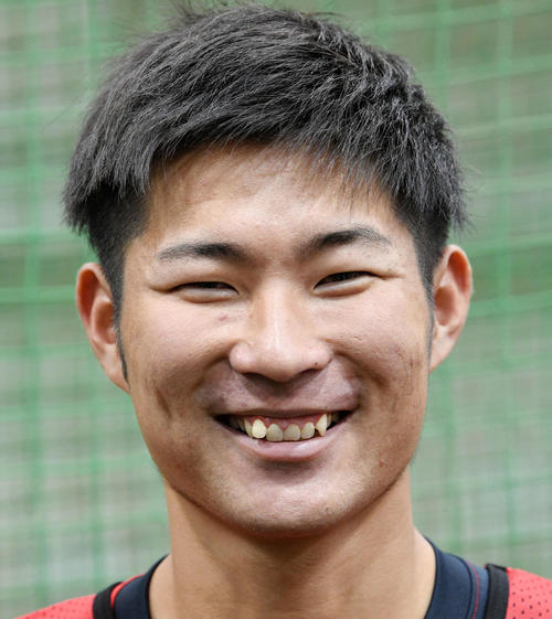 新人合同自主トレを終え笑顔で取材に応じる楽天育成1位の大分高・江川（撮影・滝沢徹郎）