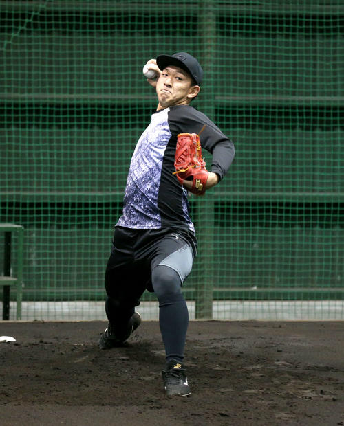 ブルペンで投球する日本ハム柿木（撮影・黒川智章）