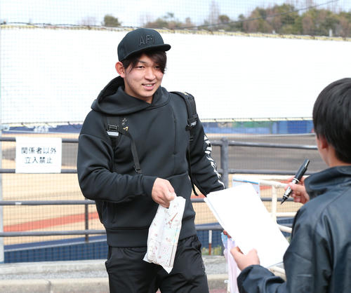 ファンにサインする日本ハム柿木（撮影・黒川智章）