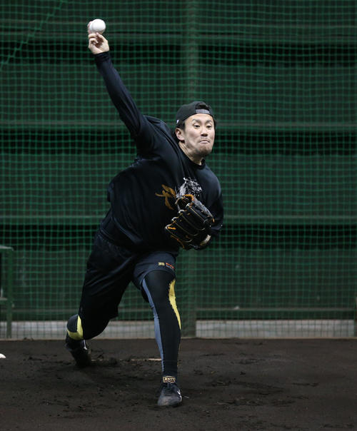 ブルペンで投球する日本ハム西村（撮影・黒川智章）
