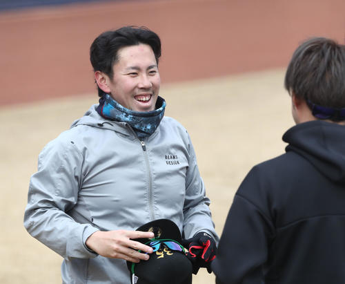 練習前、笑顔の日本ハム西村（撮影・黒川智章）